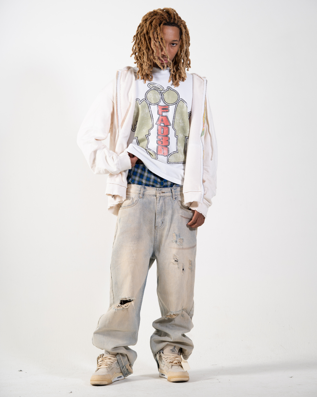 CONTRAST DISTRESSED DENIM
