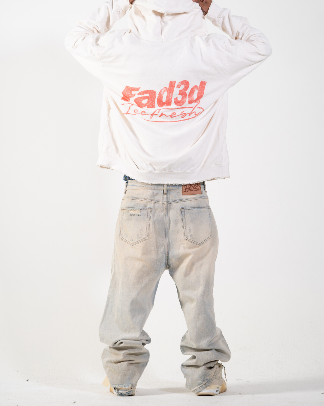 CONTRAST DISTRESSED DENIM